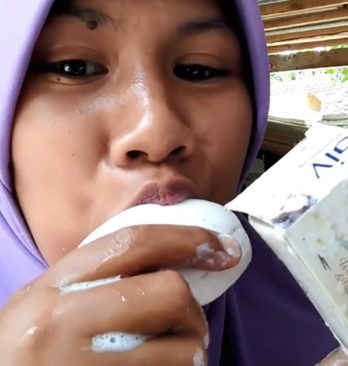 Seorang Wanita Pamer Video Makan Sabun